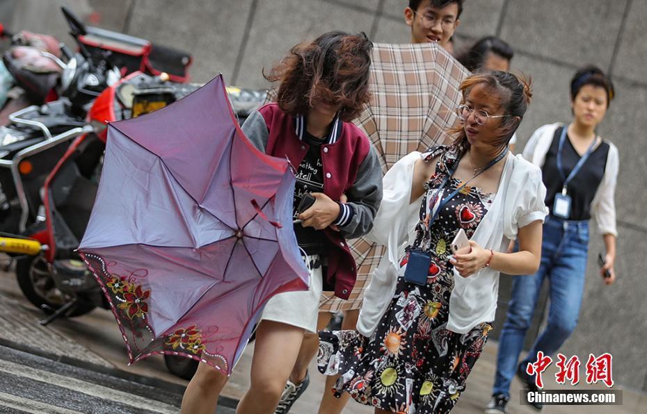 臺風“摩羯”登陸 南京風雨交加