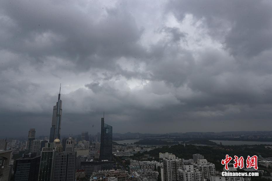 臺(tái)風(fēng)“摩羯”登陸 南京風(fēng)雨交加