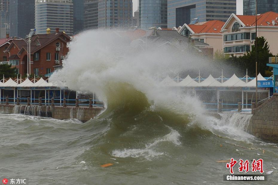 臺(tái)風(fēng)“摩羯”影響青島海邊掀巨浪