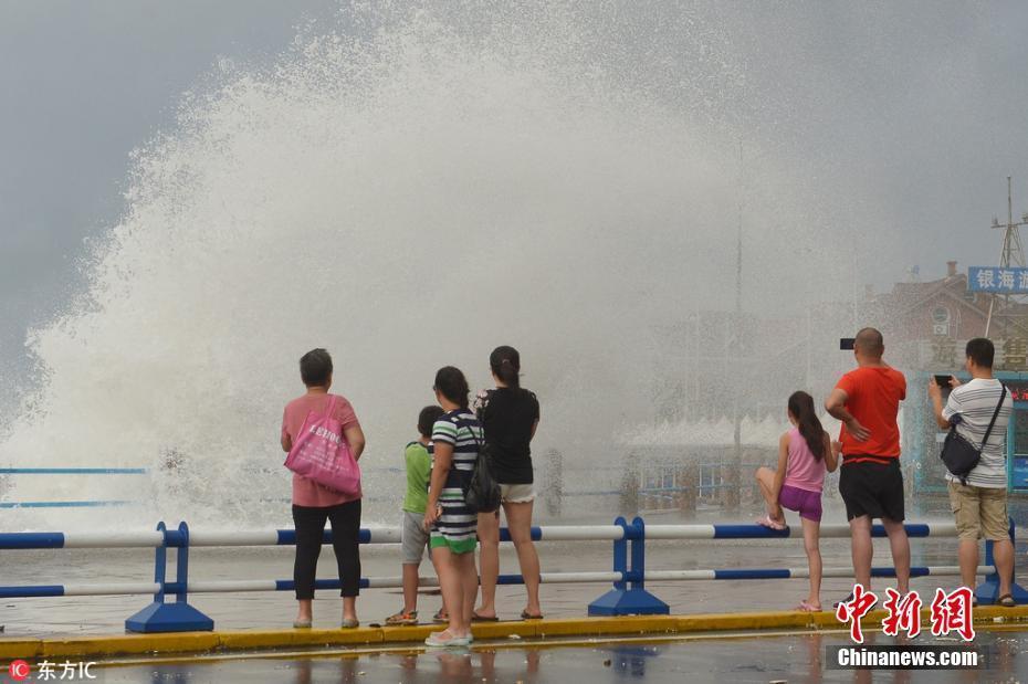 臺風“摩羯”影響青島海邊掀巨浪