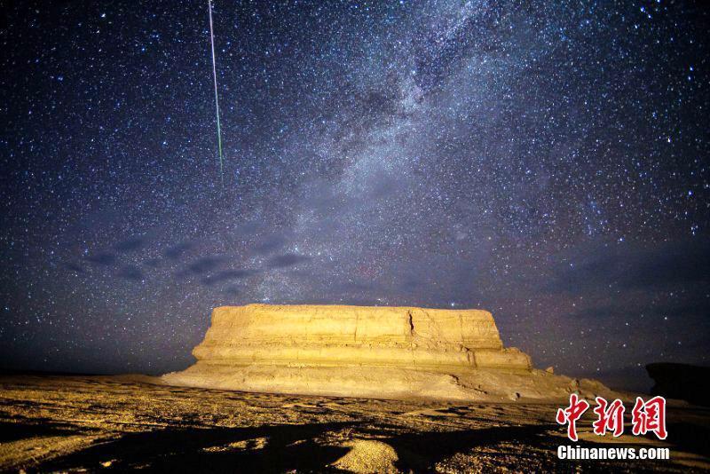 柴達(dá)木盆地拍英仙座流星雨