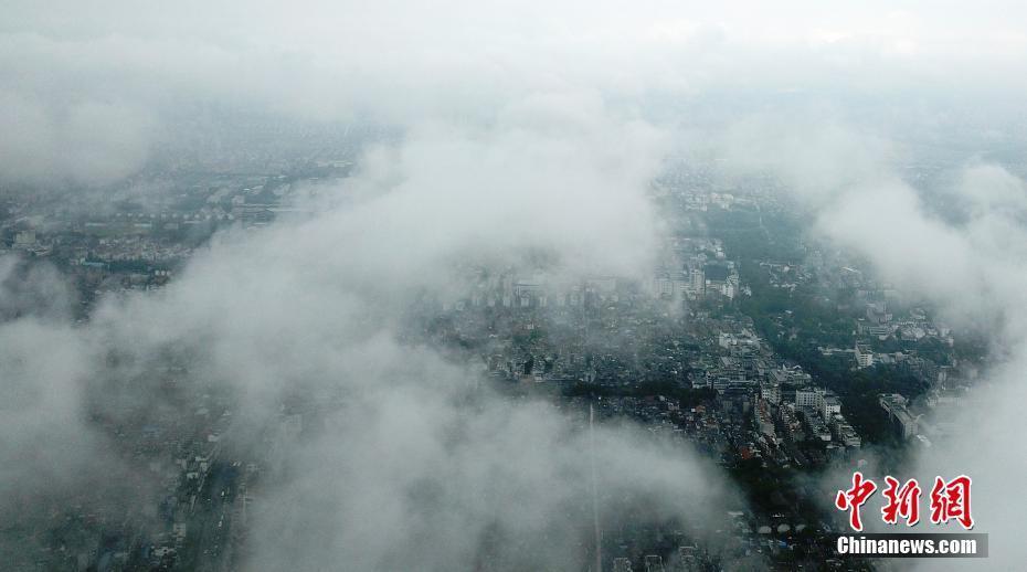 江蘇揚(yáng)州雨后現(xiàn)云海 城市若隱若現(xiàn)