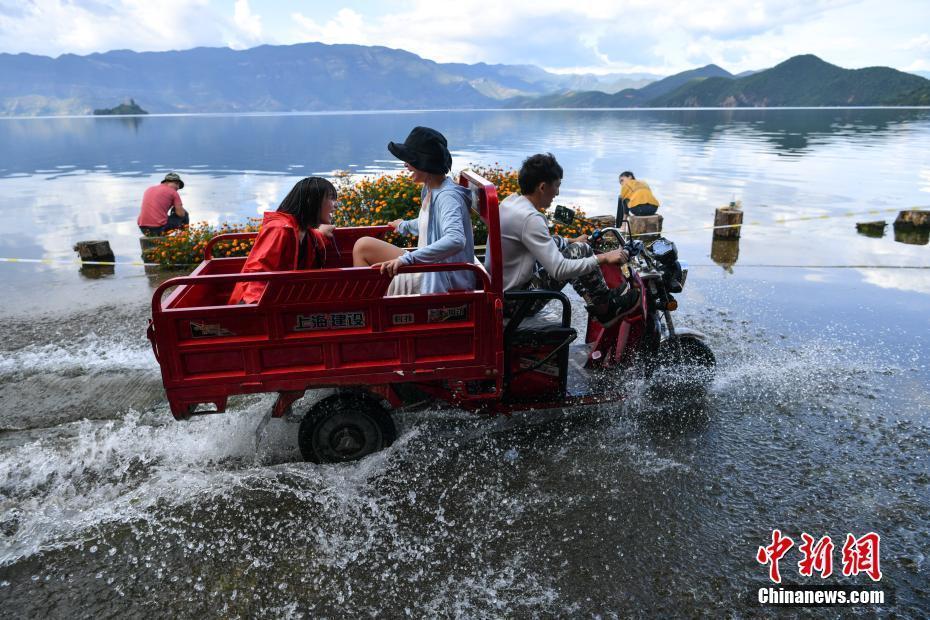 云南瀘沽湖水位上漲 現(xiàn)“水天一色”景觀