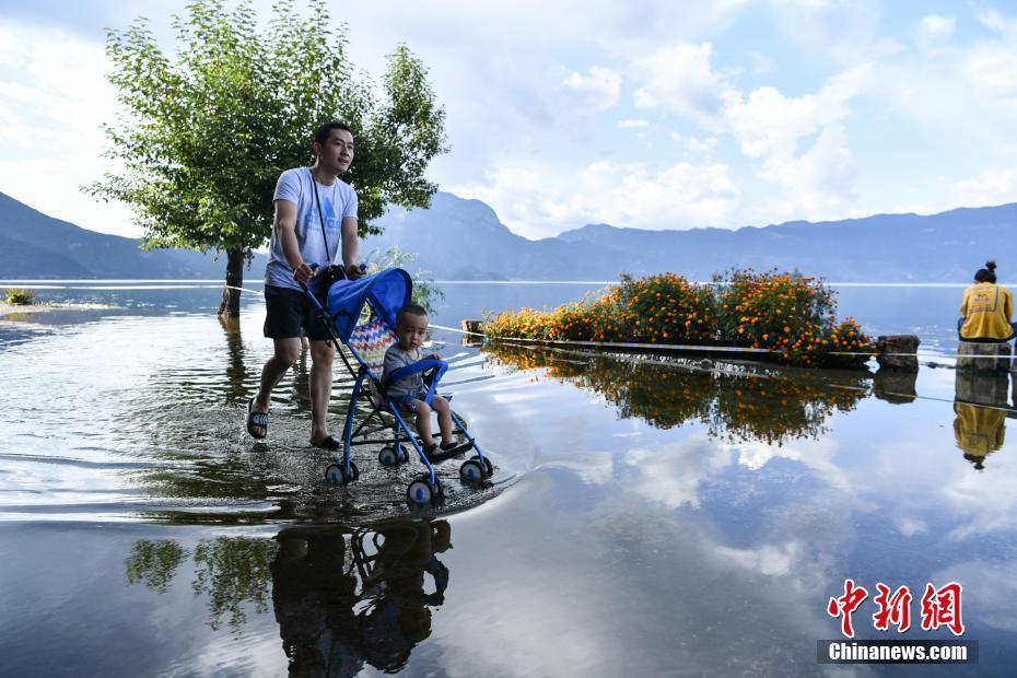 云南瀘沽湖水位上漲 現(xiàn)“水天一色”景觀