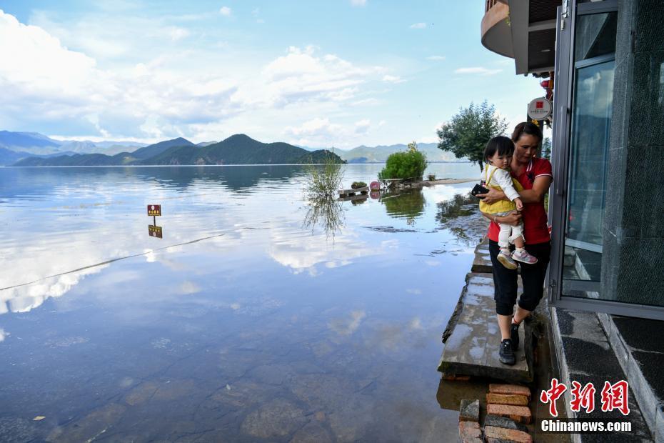 云南瀘沽湖水位上漲 現(xiàn)“水天一色”景觀