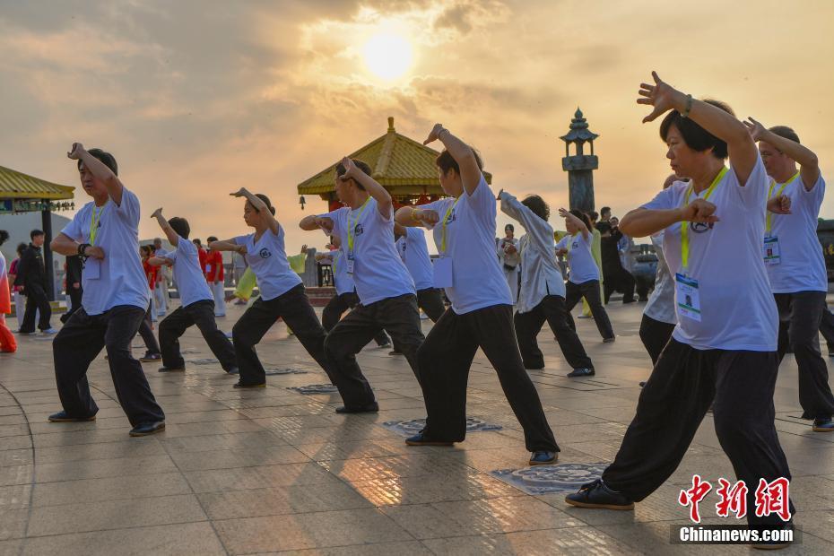 世界太極文化節(jié)開幕 數(shù)百人三亞南山打太極