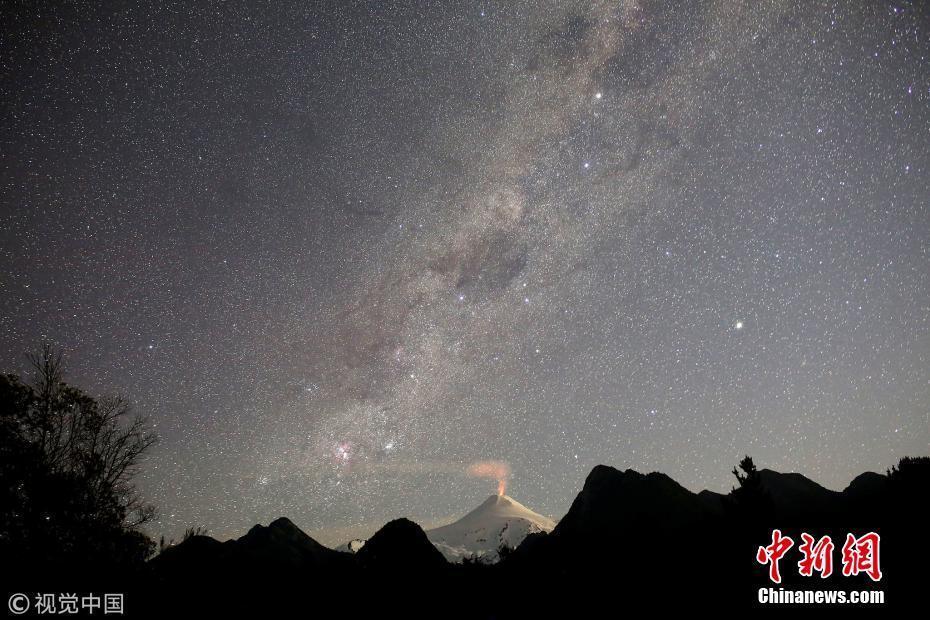 唯美！智利維利亞里卡火山噴發(fā)遇上星空銀河