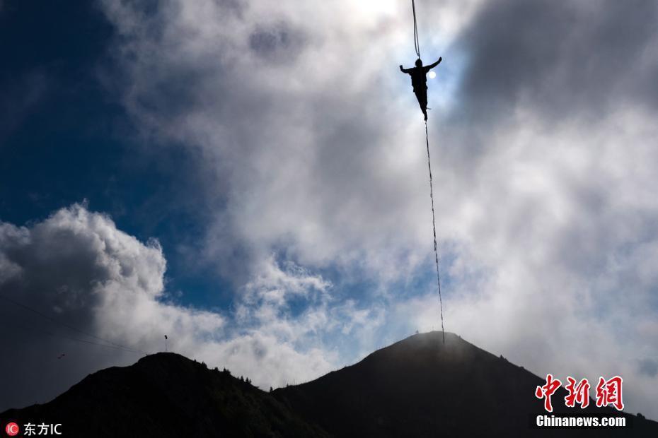 25名高手阿爾卑斯山挑戰(zhàn)2000米高空走扁帶