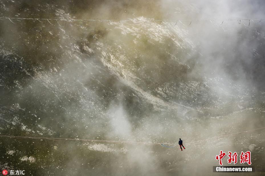 25名高手阿爾卑斯山挑戰(zhàn)2000米高空走扁帶