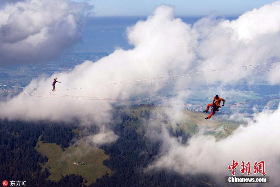 25名高手阿爾卑斯山挑戰(zhàn)2000米高空走扁帶