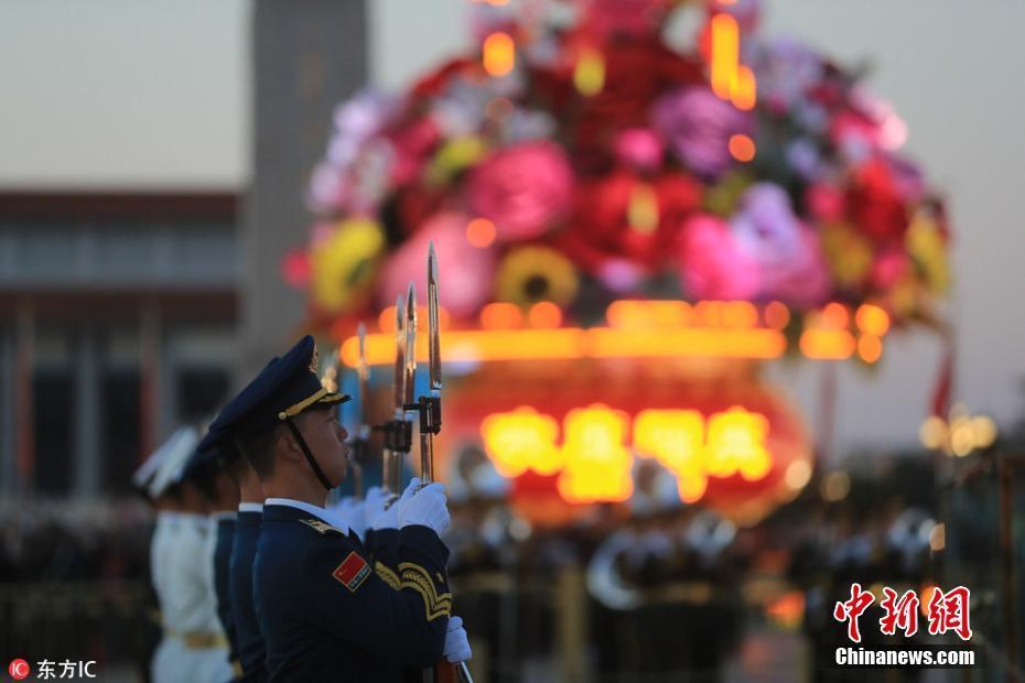 國(guó)慶升旗儀式在天安門廣場(chǎng)舉行 唱國(guó)歌祝福祖國(guó)