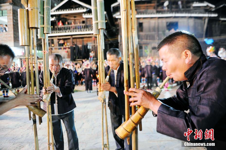 廣西三江侗族同胞斗蘆笙慶國慶 “寨花”油燈陪更