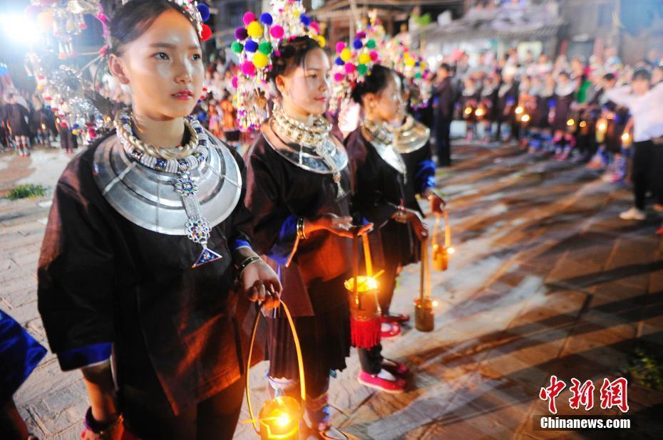 广西三江侗族同胞斗芦笙庆国庆寨花油灯陪更