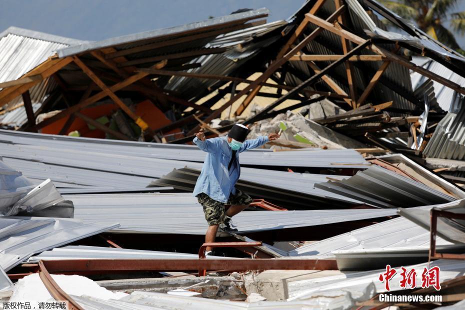 印尼地震海啸过后土壤液化废墟一片 民众寻找