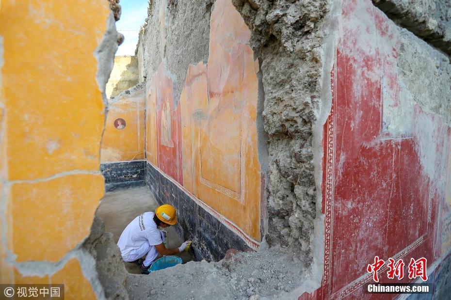 意大利龐貝古城精美壁畫遺跡出土 工作人員展開修復(fù)