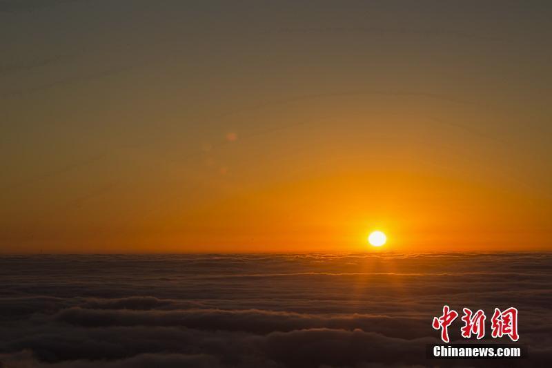 “南粵小華山”出現(xiàn)云海美景