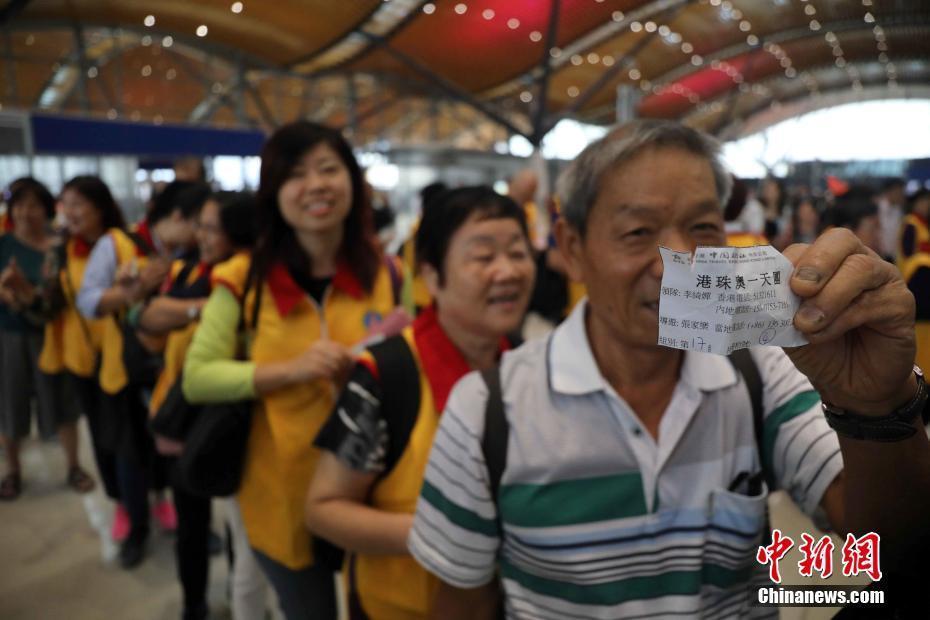 香港旅檢大樓迎接第一批旅客