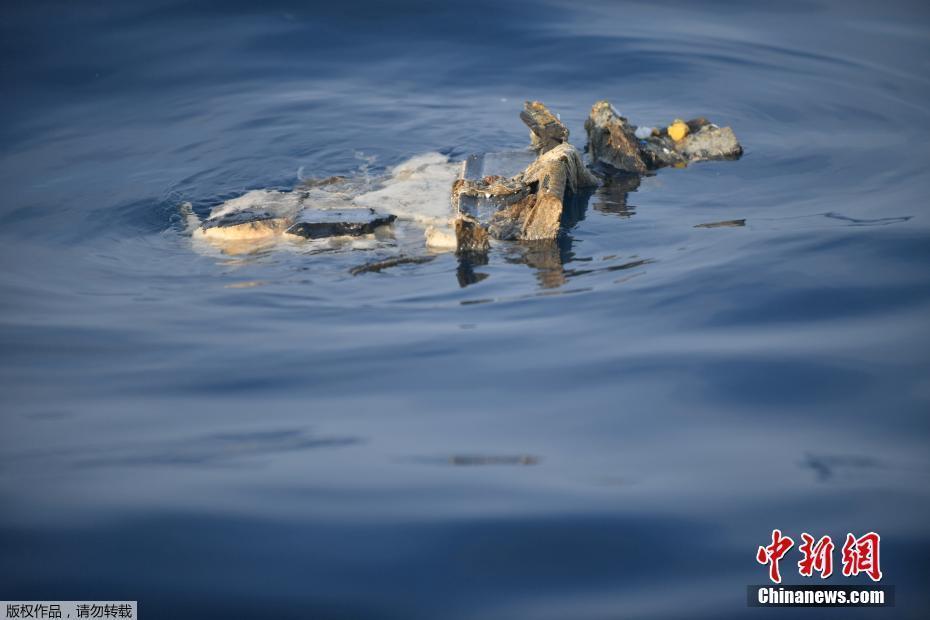 印尼獅航空難無一生還 海面漂浮大量遇難者遺物