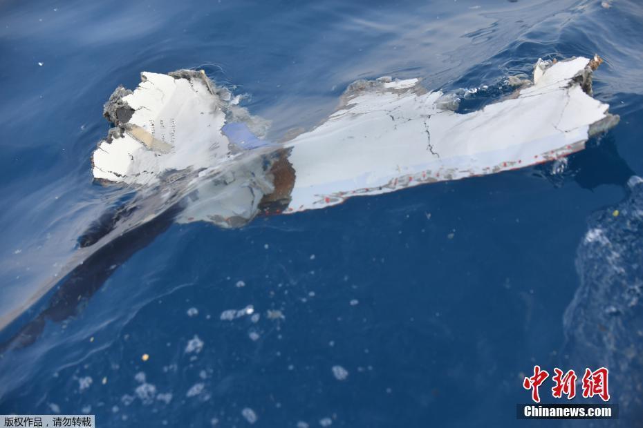 印尼獅航空難無一生還 海面漂浮大量遇難者遺物