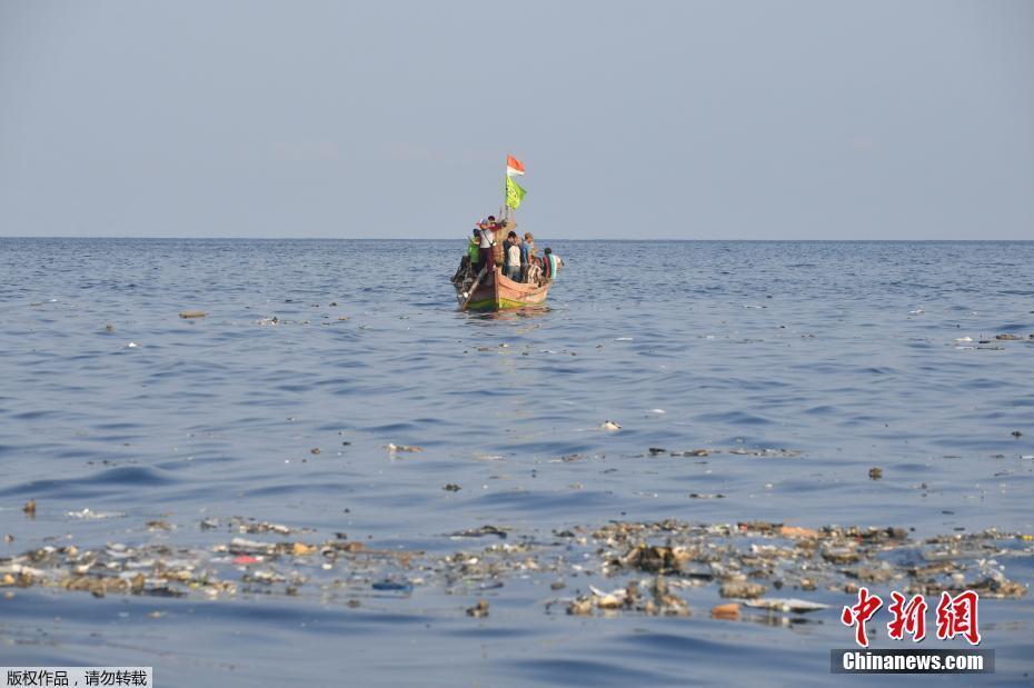 印尼獅航空難無一生還 海面漂浮大量遇難者遺物