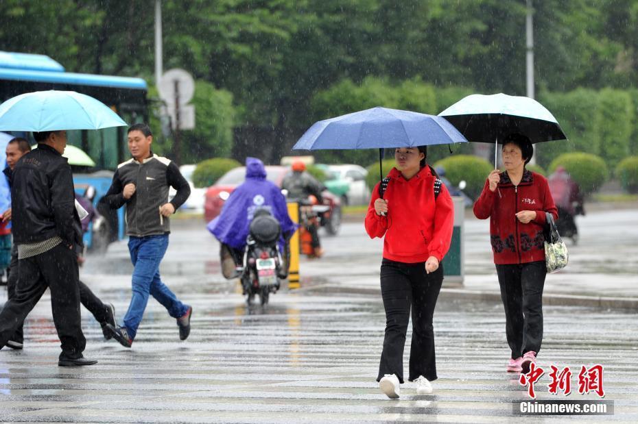 “玉兔”逼近 風(fēng)雨襲福建