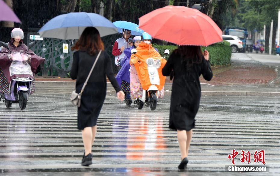 “玉兔”逼近 風雨襲福建