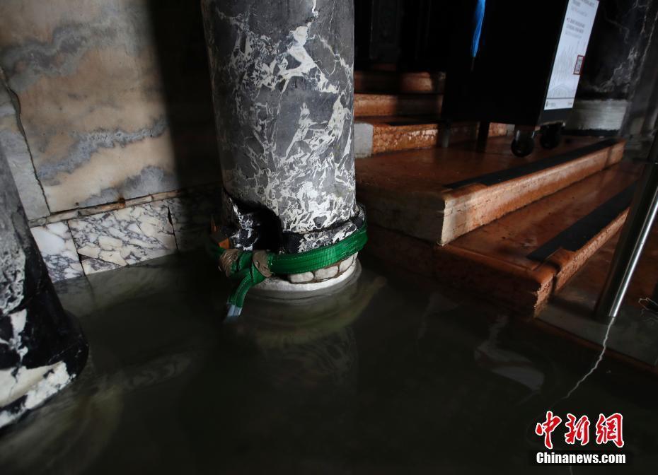 威尼斯暴雨致市區(qū)被淹 游客“泡水”吃冰淇淋