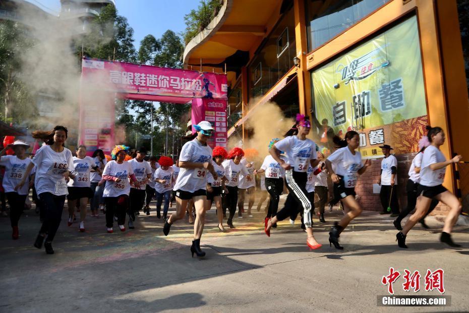 重慶高跟鞋趣味賽跑吸引外籍游客參賽