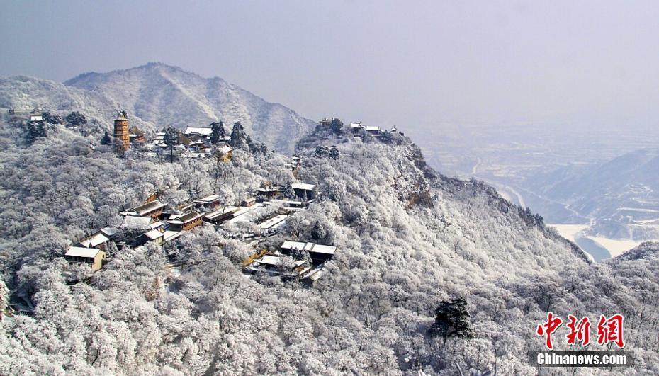 “道源圣地”崆峒山雪花覆紅葉 游人踏雪游山賞景