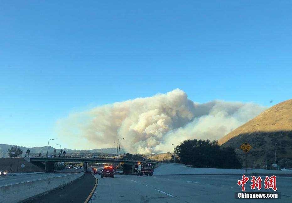 美國南加州山火熊熊濃煙蔽日