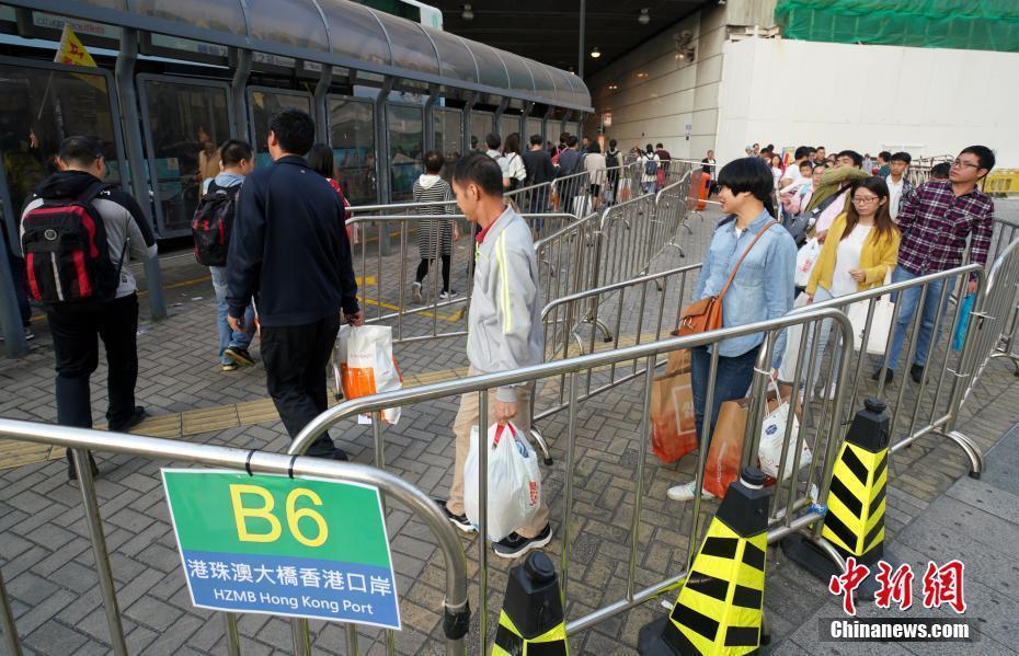 港珠澳大橋通車滿月 香港口岸平穩(wěn)度過“磨合期”