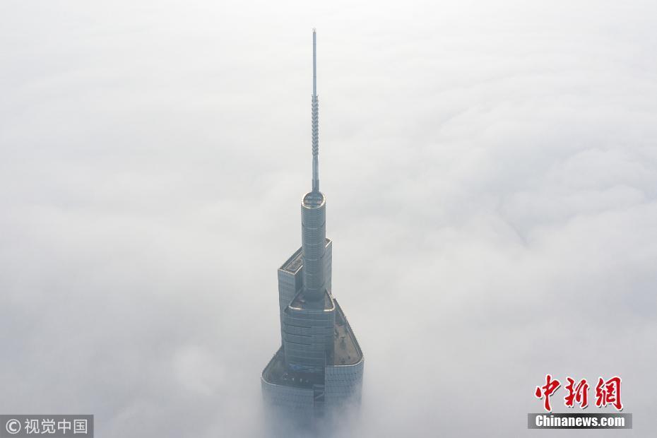 航拍大霧中的美景