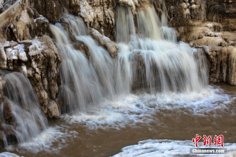 黃河秦晉峽谷大面積流凌 壺口瀑布兩岸現(xiàn)冰掛景觀