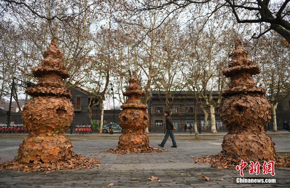 落葉藝術(shù)品成為杭州西湖獨(dú)特風(fēng)景