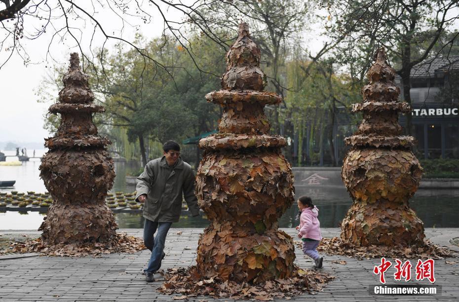 落葉藝術(shù)品成為杭州西湖獨(dú)特風(fēng)景