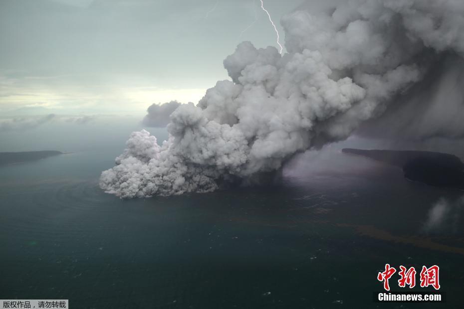 印尼海嘯或?yàn)榛鹕絿姲l(fā)引起 航拍喀拉喀托火山濃煙滾滾