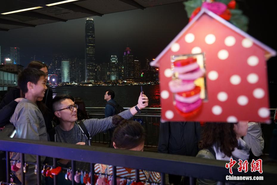 香港市民和游客歡度平安夜