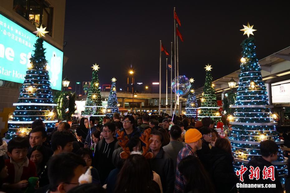 香港市民和游客歡度平安夜