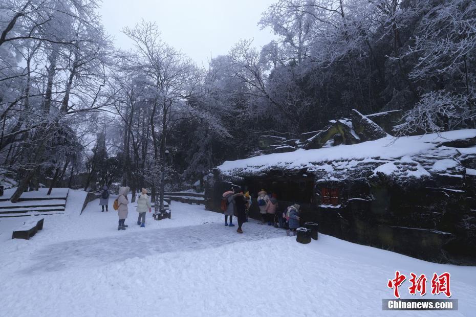 張家界天門山景區(qū)降雪 三條玻璃棧道臨時(shí)關(guān)閉