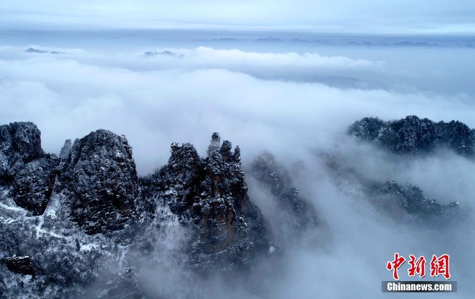 張家界武陵源現(xiàn)冰雪云海 銀裝素裹宛如水墨丹青