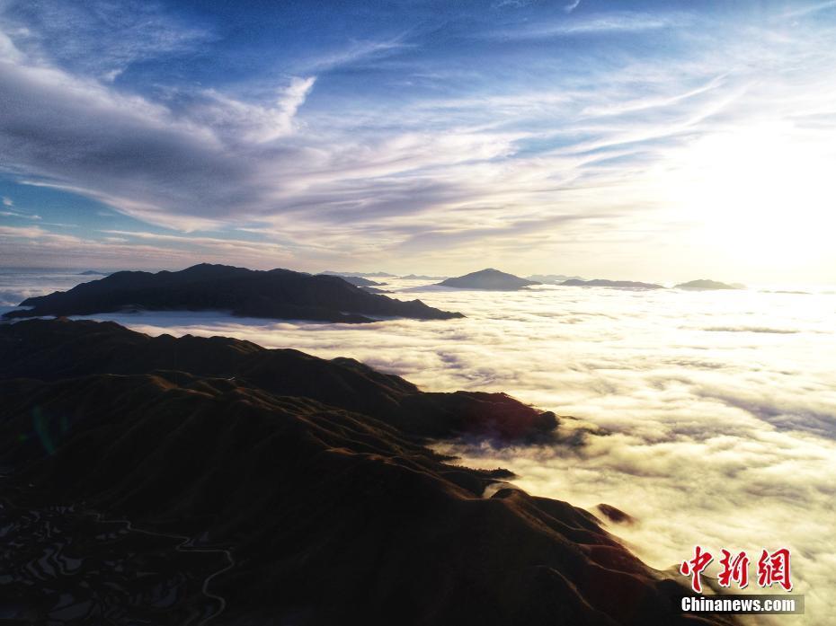 廣西摩天嶺現(xiàn)云海景觀 道路似“天路”