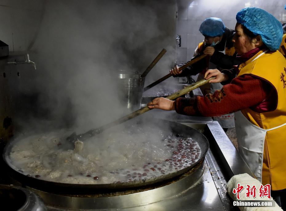 重慶華巖寺臘八節(jié)為民眾施粥 吸引市民凌晨前往排隊(duì)討吉利