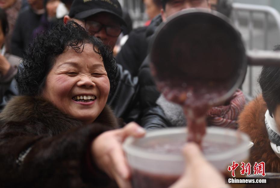 浙江杭州胡慶余堂向市民派發(fā)藥膳臘八粥