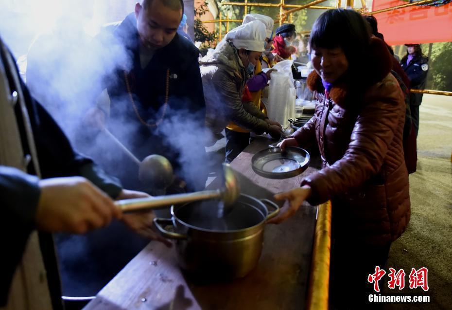 重慶華巖寺臘八節(jié)為民眾施粥 吸引市民凌晨前往排隊(duì)討吉利