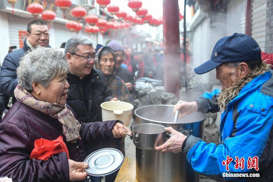 濟(jì)南民眾免費(fèi)品嘗臘八粥