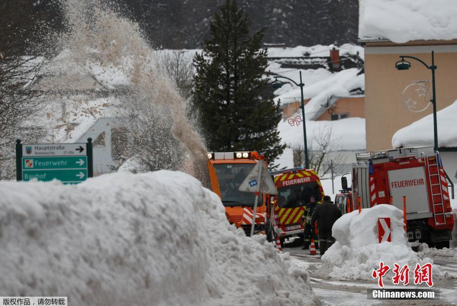 歐洲多國遭暴雪襲擊 奧地利公交車站被積雪掩埋