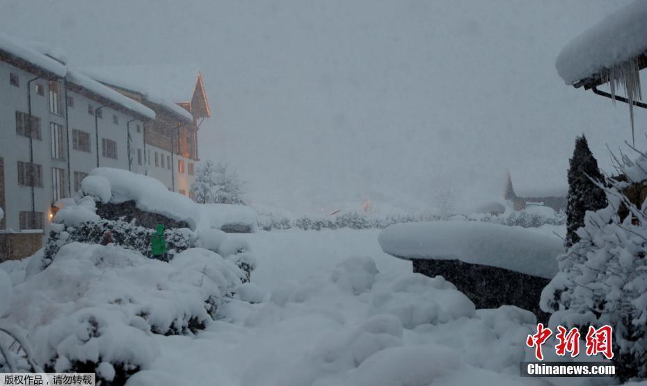 歐洲多國(guó)遭暴雪襲擊 奧地利公交車(chē)站被積雪掩埋