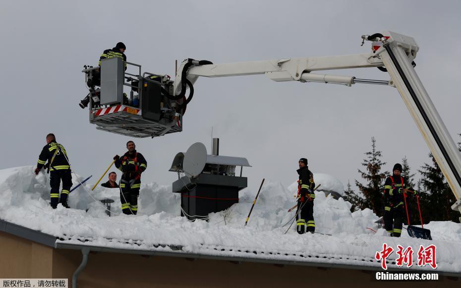 歐洲多國(guó)遭暴雪襲擊 奧地利公交車站被積雪掩埋