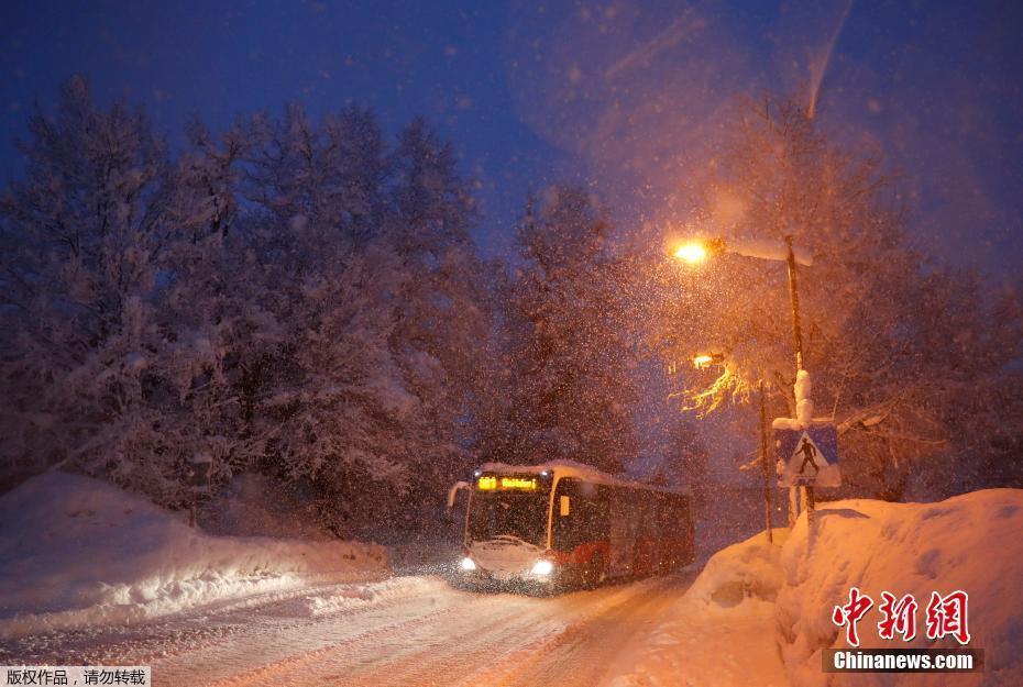 歐洲多國遭暴雪襲擊 奧地利公交車站被積雪掩埋