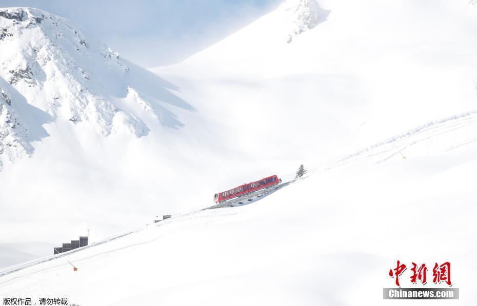 歐洲多地遭暴雪襲擊 房屋被埋積雪成災